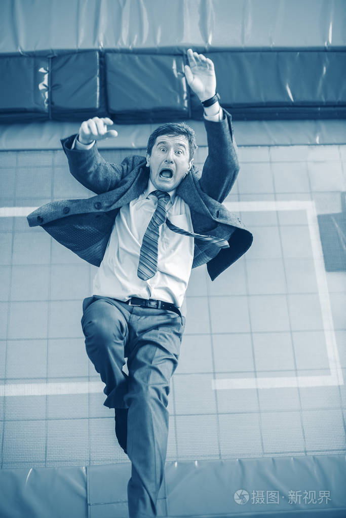 生意人在恐慌中跌倒了