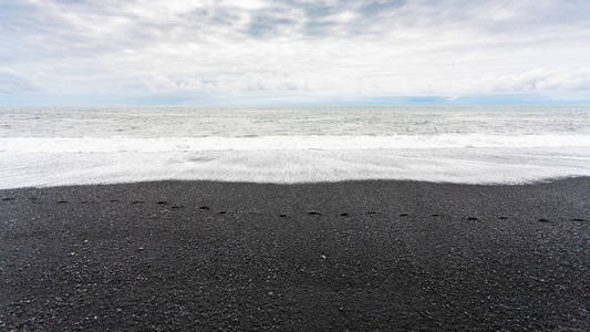 雷尼斯菲哈拉黑沙滩上的海浪