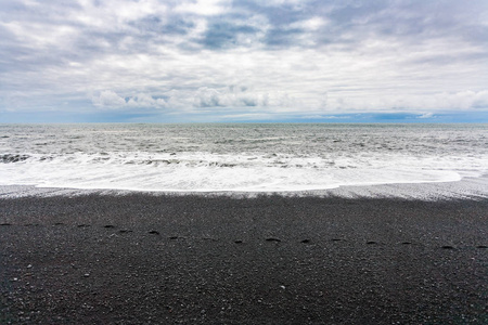 冰岛雷尼斯夫哈拉黑滩上的海浪