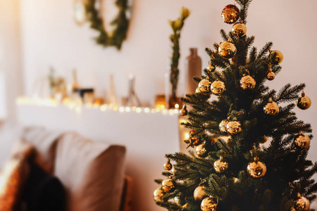 可爱的圣诞树与 beautifuly 包装的礼物盒下