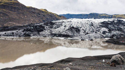 融化的水和 Solheimajokull 的冰川