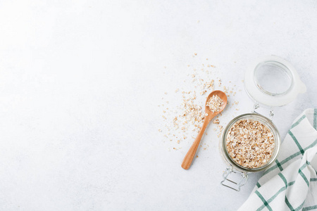 生麦片生燕麦片在一个玻璃罐子在一个轻背景.燕麦片. 选择性聚焦.