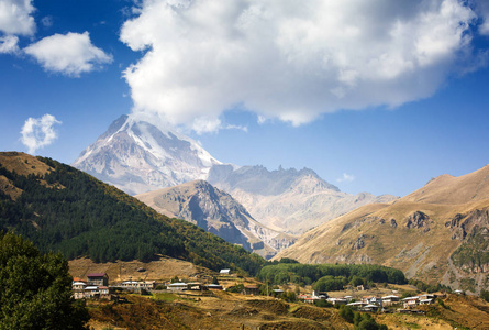 从 Stepantsminda 村看 Kazbek 山