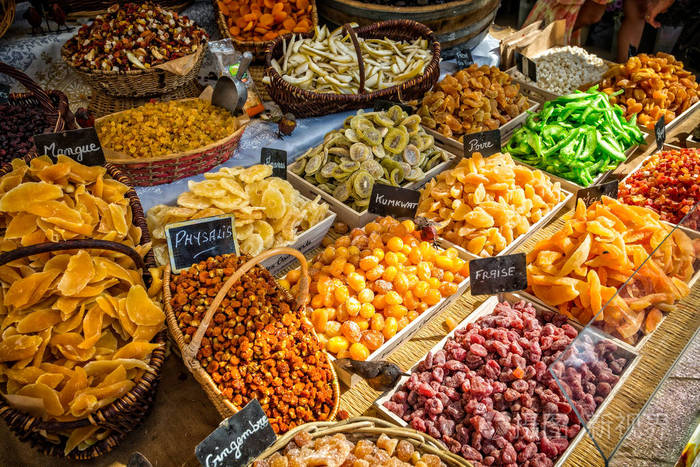 法国市场摊位上出售的各色干果