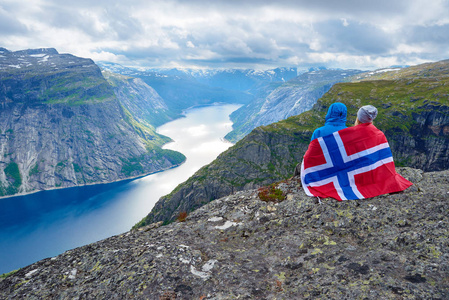 在挪威附近 Trolltunga 的蓝色湖泊