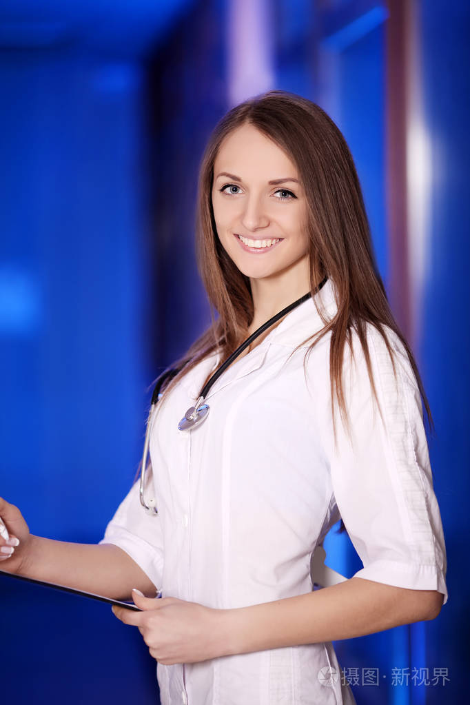 医学.女医生站在医院的一个文件夹.研究生.