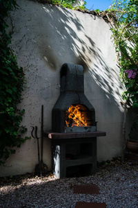 传统的室外石炉烹饪和烧烤图片