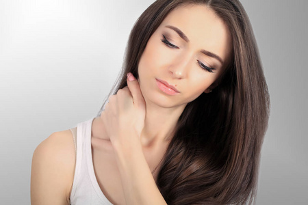 悲伤的年轻女子摸摸额头和感觉疼的强头照片