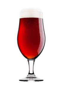 冷的红色的泡沫和露水的啤酒杯