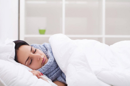 温度计生病感冒 流感 发烧 头痛在床上的女人