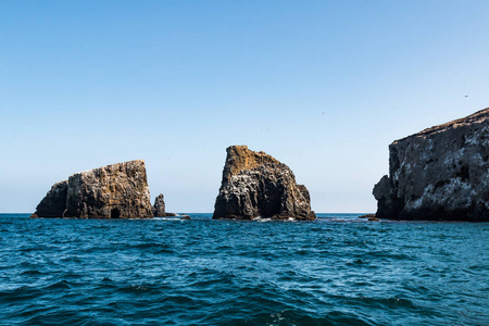 加州文图拉海岸外的海峡群岛国家公园内阿那卡帕岛东部火山岩组。