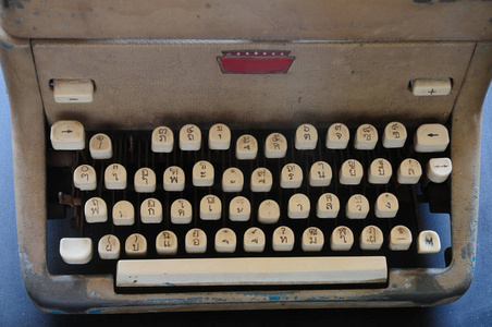 合上一台老式打字机泰式键盘