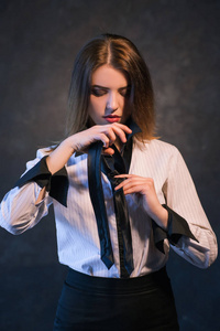 女子教学会结领带有用的教程