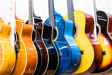 五颜六色的木吉他挂在商店展厅的墙上