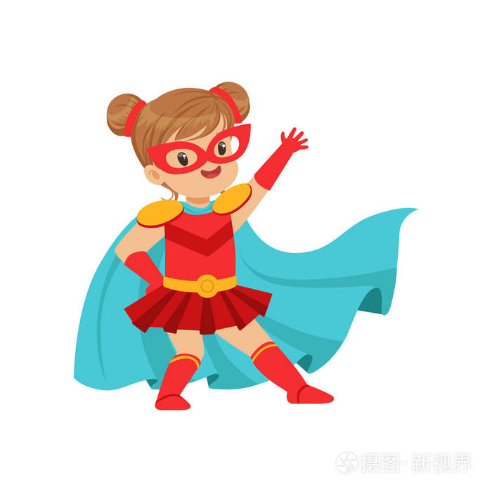 滑稽的勇敢的孩子在超级英雄红色服装与面具在面孔和开发在风蓝色披风