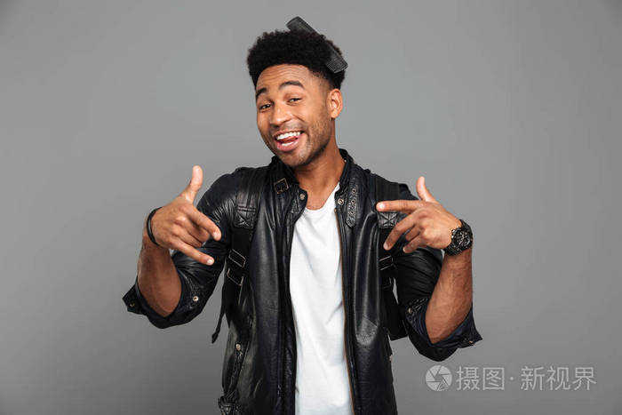 一个滑稽的美国黑人男子在皮夹克的肖像