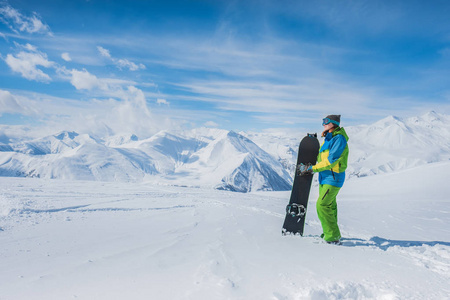 女孩在山的背景滑雪套装。持有一个