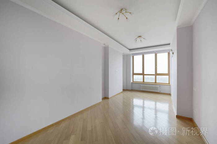 现代房子里空荡荡的内部