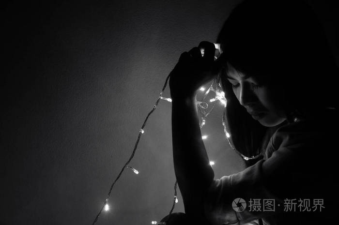 破碎的心女人独自哭泣,独自烦恼,小小的光