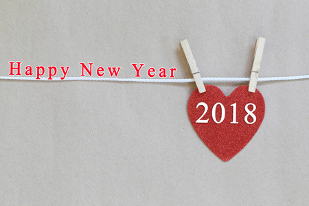 红色的心挂在绳子上, 有快乐的新年2018文本