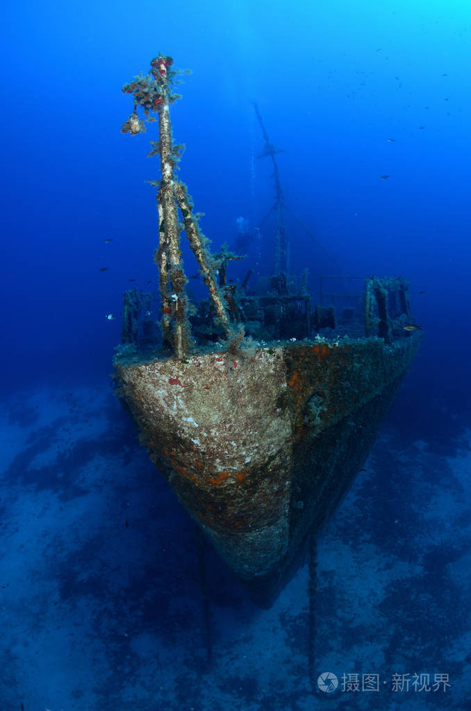 深蓝色的沉船照片-正版商用图片106v4j-摄图新视界