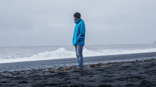 Asina 冒险人在冰岛黑海滩与拷贝空间