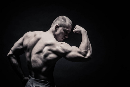男性健美运动员的肖像, 在运动姿势紧张的肌肉