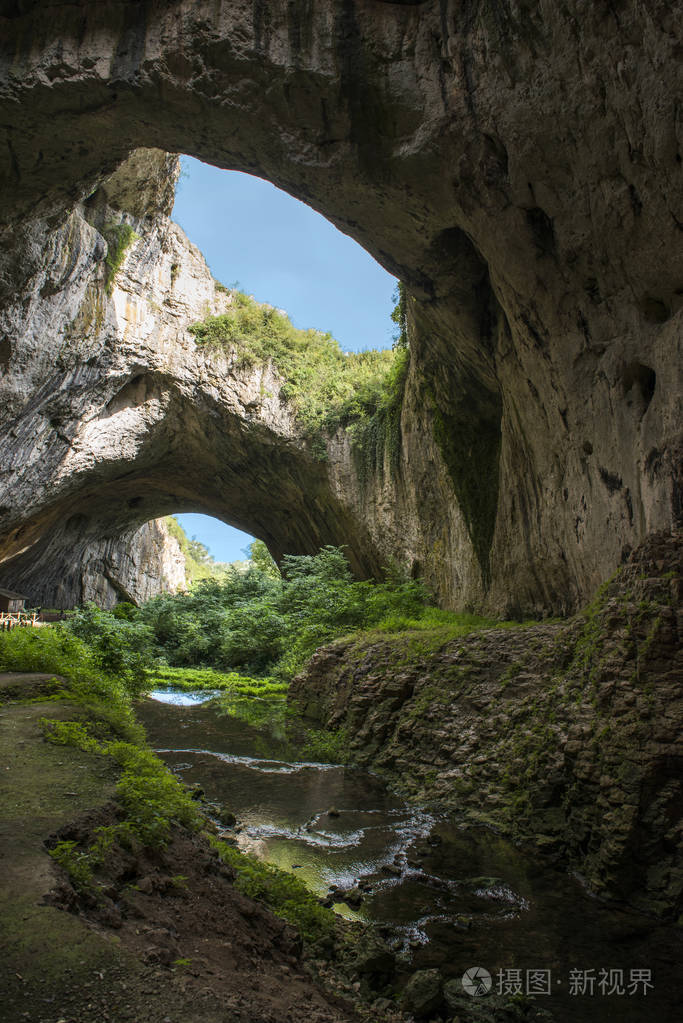 顶部有洞的巨大洞穴
