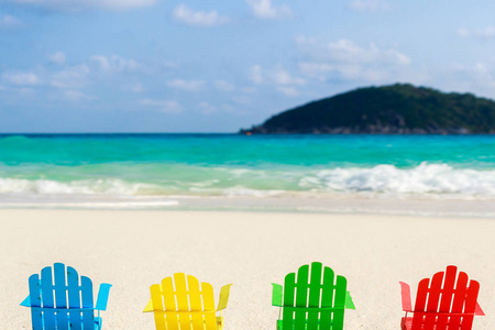 沙滩椅在沙滩上, 让游客坐下来, 在海滩上的软海浪中放松。纸制