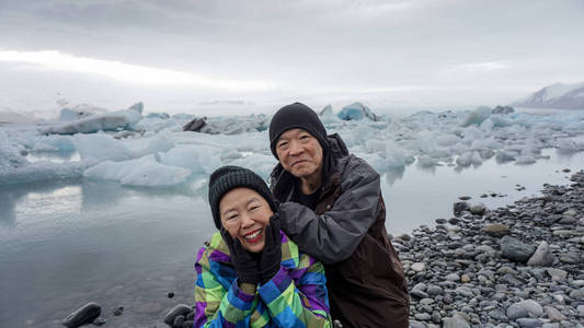 在冰岛的亚洲高级夫妇有趣的旅行, 雄伟的冰川泻湖