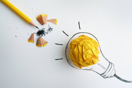 黄色的铅笔, 皱巴巴的纸球和手绘
