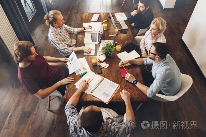 一群创意经理围坐在桌旁.工作过程.新项目的团队合作.