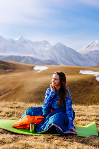 年轻愉快的女孩旅行者, 享受早晨和干净的空气在高加索山