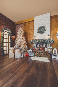 温馨的圣诞装修有棵枞树和壁炉图片