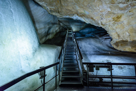 斯洛伐克冰川冰洞穴的多彩景观