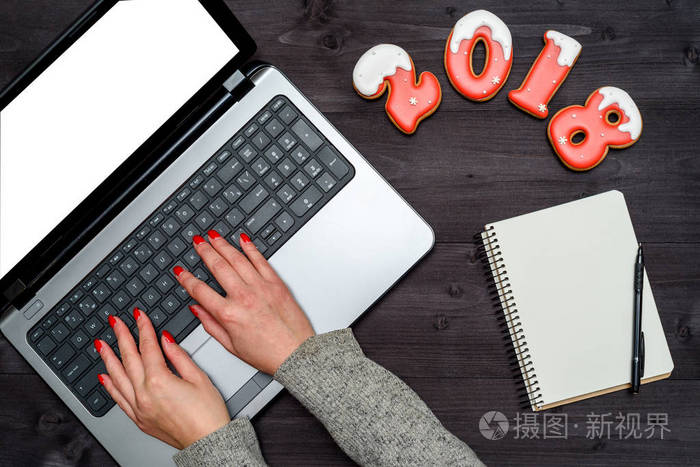 特写的商业女性双手在打开的笔记本电脑键盘上键入空白的白屏, 复制