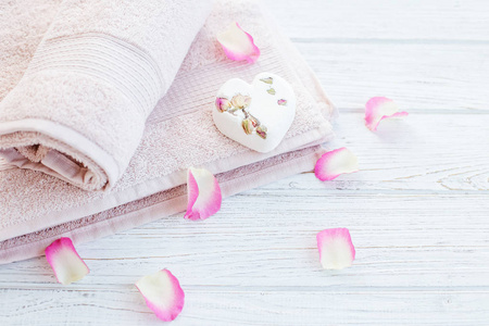 毛巾和浴盐和玫瑰花瓣。背景.的概念
