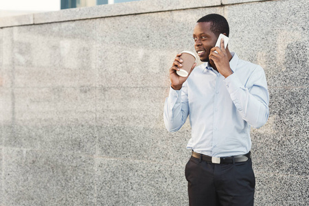 一个自信的年轻黑人商人的肖像在手机上交谈