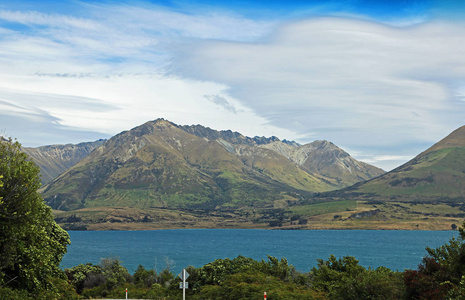 新西兰阿尔卑斯山南部瓦卡蒂普湖周围的昆斯敦景观