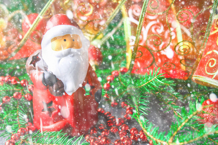圣诞玩具圣诞老人被冷杉树枝包围