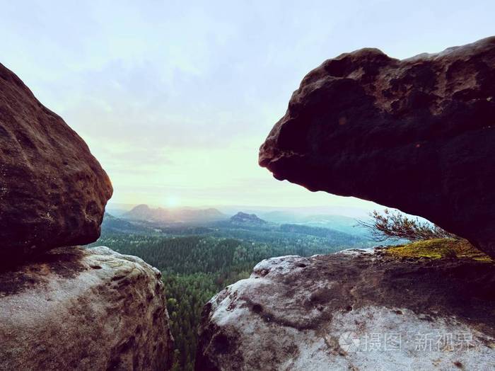 暴露的砂岩悬崖上面深迷雾笼罩的山谷在夏天结束梦幻般的心情