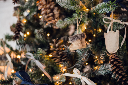 挂在圣诞树上的装饰毡靴