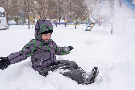 小男孩在雪中很开心