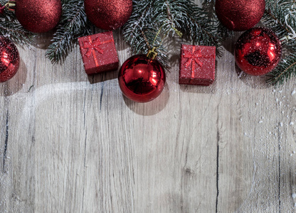 圣诞装饰品和礼品盒木制 b 上的背景