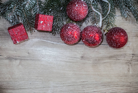 圣诞装饰品和礼品盒木制 b 上的背景