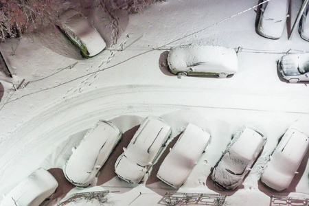 最热门街道停车场在雪在晚上