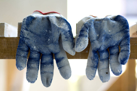 作为一个隐喻, 概念或 sy 用老脏破的工人的手套照片