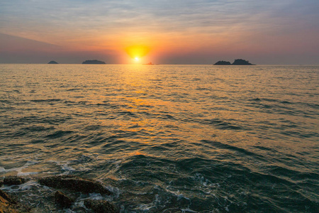 海上海岸美丽的日落。