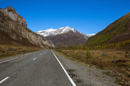 俄罗斯阿尔泰山丘亚公路。