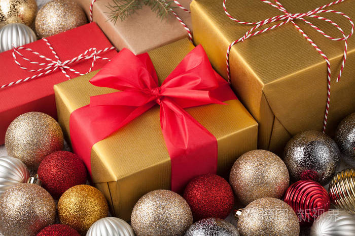 带礼物的彩盒配有圣诞装饰品的节日礼盒.顶部视图